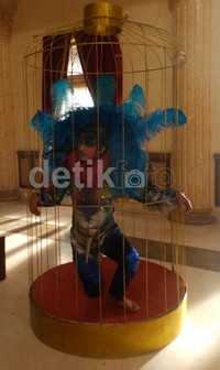Kostum unik penuh bulu jadi pilihan.