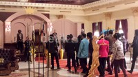Sambil terheran-heran mereka mengami ruangan mewah bergaya vicotria itu.