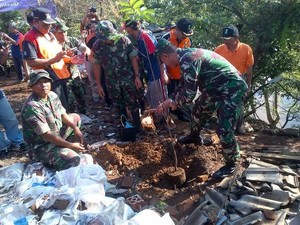 Pemkot Jaksel dan TNI Bersih-Bersih Bantaran Kali Ciliwung