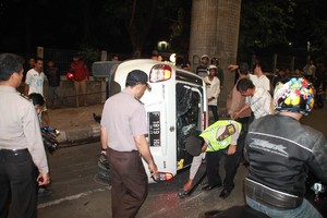 Mobil Suzuki X-Over Terjungkal di Jl Antasari Jaksel