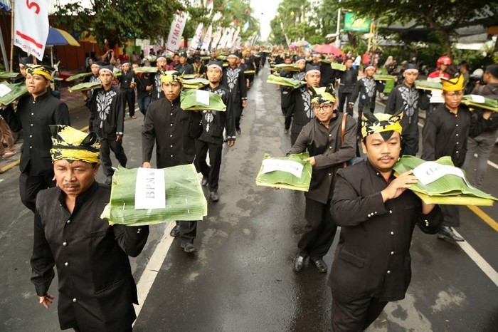 Serunya Makan Bareng 1.771 Ancak & Taksi Baru di Banyuwangi