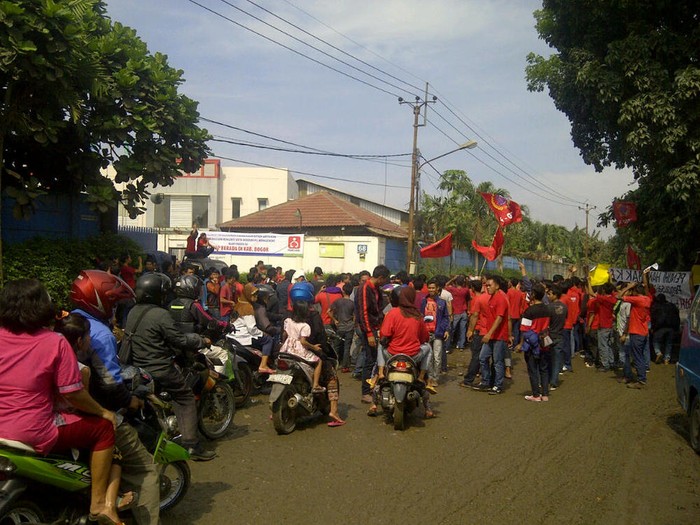 Buruh Tutup Jalan, Akses Parung-Tangerang Macet Total