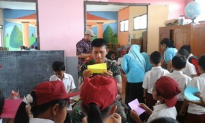 Kopassus Bagikan Bantuan yang Dikoordinasi Desainer Obin di Banjarnegara