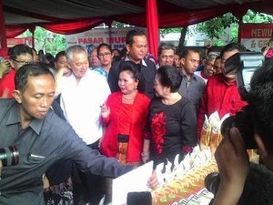 Mega dan Tomy Winata Tinjau Pasar Murah Artha Graha di Kantor PDIP