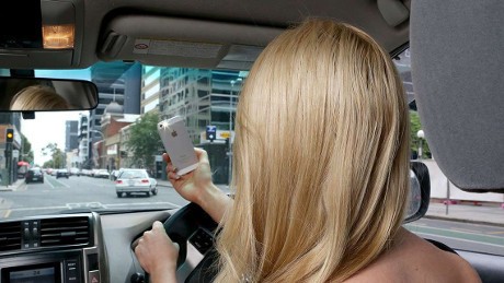 Masih Banyak Pemuda Selfie Saat Mengemudi