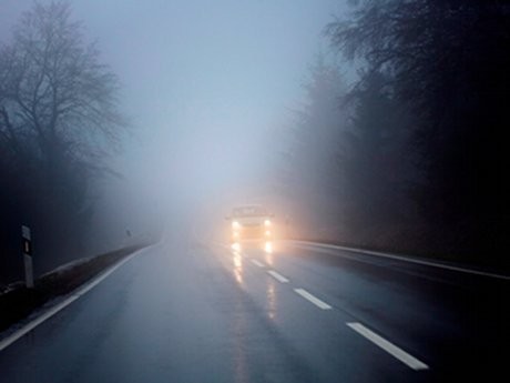 Begini Cara Berkendara yang Aman Saat Cuaca Berkabut