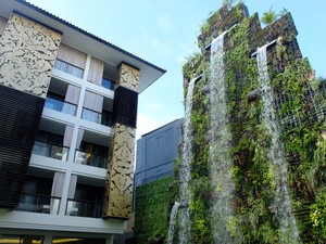 Yang Keren di Trans Resort Bali: Taman Vertikal & Air Terjun