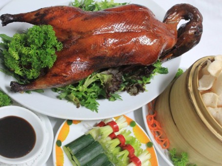 Makan Siang Istimewa Bebek Peking yang Renyah Garing