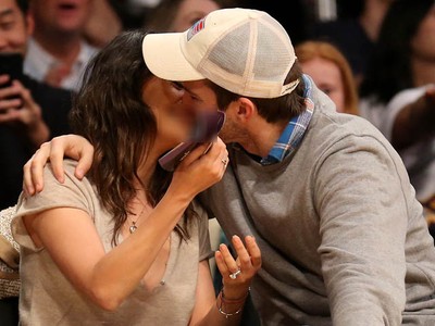 Mesranya... Nonton Basket, Ashton Kutcher Cium Mila Kunis