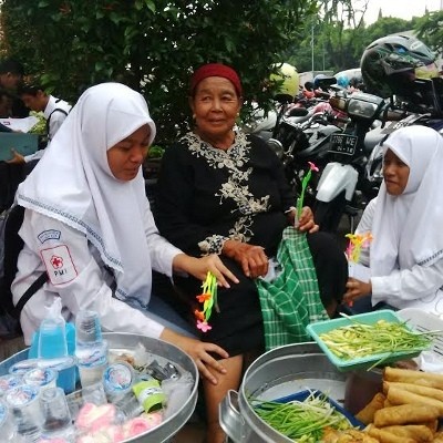 Siswa SMA Kenalkan Hari Ibu ke Ibu-ibu yang Tak Mengenalnya