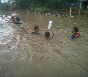 Banjir Belum Surut, Para Bocah Ini Uji Nyali Terobos Air Setinggi 1,5 Meter