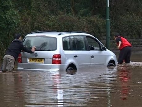 Ini Cara Menjalankan Mobil Saat Menerjang Banjir