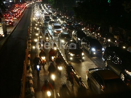 Polisi Sandingkan Jalanan Jakarta dengan Kolam Ikan Kecil