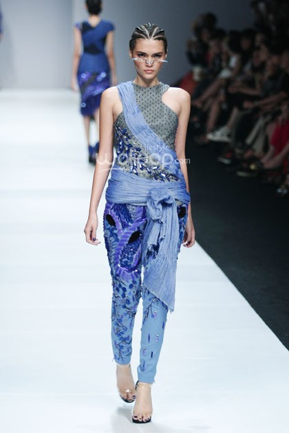 Priyo Oktaviano Dewi Fashion Knight. Journey to the World at Jakarta Fashion Week 2015. Senayan City. Jakarta. [Foto: Mohammad Abduh/Wolipop]