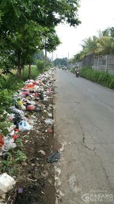 Tega Sekali Orang-orang ini, Seenaknya Buang Sampah di Jalan di Tangerang