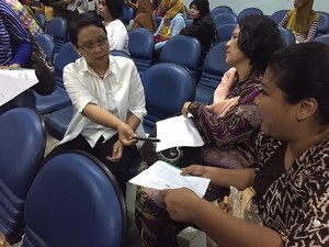 Gregetan TKI Tak Bisa Menulis, Menlu Bantu Isi Formulir Pemulangan
