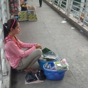 Eko Anggota DPR Promosikan Teh Ninih Penjual Getuk Jadi Penyanyi