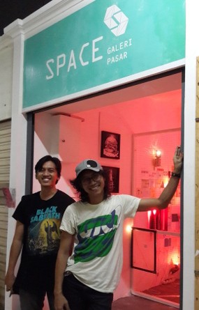 Dua Guru Seni SMA Gonzaga Pameran di Pasar Santa