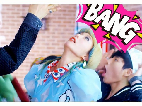 Clara Tampil Nyentrik di Video Gwiyomi Song 2