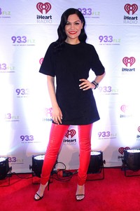 Jessie J kenakan celana panjang berwarna merah ketat dipadu dengan dress mini hitam. John Parra/Getty Images/detikFoto.