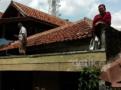 Banjir, Warga Dayeuhkolot Bertahan di Atap Rumah