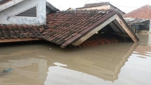 Wagub Jabar Tinjau Lokasi Banjir Dayeuhkolot
