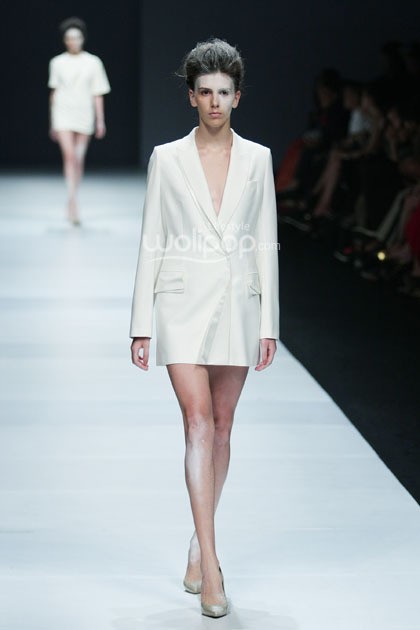 Vinora Dewi Fashion Knight. Journey to the World at Jakarta Fashion Week 2015. Senayan City. Jakarta. [Foto: Mohammad Abduh/Wolipop]