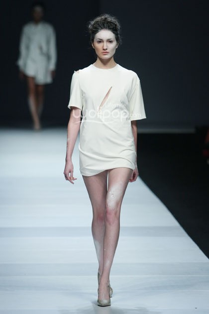 Vinora Dewi Fashion Knight. Journey to the World at Jakarta Fashion Week 2015. Senayan City. Jakarta. [Foto: Mohammad Abduh/Wolipop]