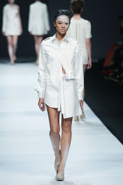 Vinora Dewi Fashion Knight. Journey to the World at Jakarta Fashion Week 2015. Senayan City. Jakarta. [Foto: Mohammad Abduh/Wolipop]