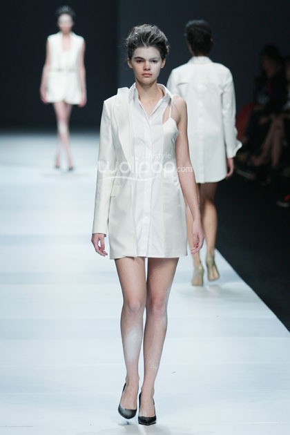 Vinora Dewi Fashion Knight. Journey to the World at Jakarta Fashion Week 2015. Senayan City. Jakarta. [Foto: Mohammad Abduh/Wolipop]