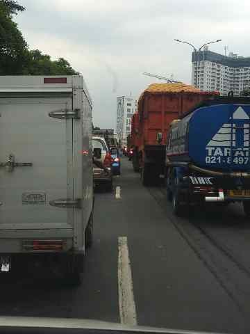 Banyak Warga Jakarta yang Keluar Kota, Tol JORR dan Exit Cikampek Macet