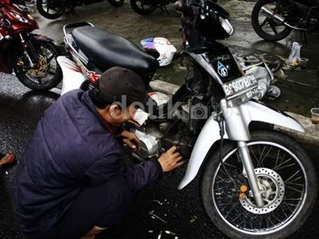 4 Cara Bongkar Mesin Motor yang Terendam Banjir