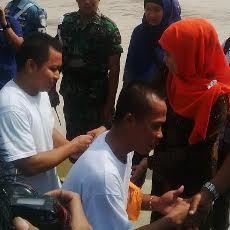 Mensos Sambut Ratusan TKI dari Malaysia di Lanudal Juanda