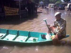 Kakek Delapan Cucu ini Mendadak Tajir dari Bencana Banjir