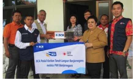Longsor Banjarnegara: Bakti BCA Serahkan Bantuan ke PMI