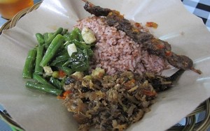 Kedai Aput: Menyantap Nasi Merah Berlauk Cakalang Rica di Tengah Pasar