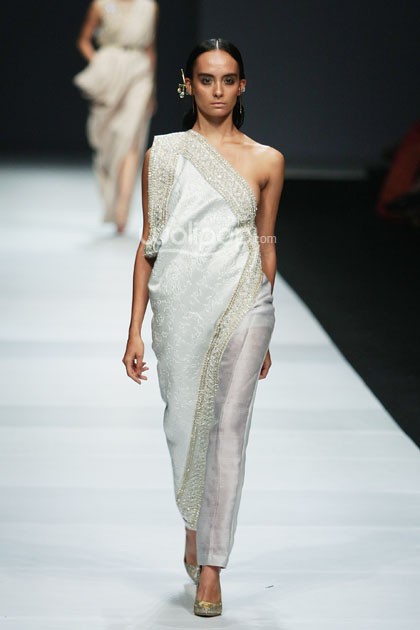 Sapto Djojokartiko Dewi Fashion Knight. Journey to the World at Jakarta Fashion Week 2015. Senayan City. Jakarta. [Foto: Mohammad Abduh/Wolipop]