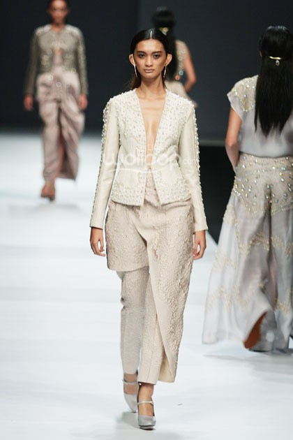 Sapto Djojokartiko Dewi Fashion Knight. Journey to the World at Jakarta Fashion Week 2015. Senayan City. Jakarta. [Foto: Mohammad Abduh/Wolipop]