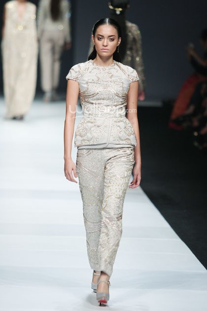 Sapto Djojokartiko Dewi Fashion Knight. Journey to the World at Jakarta Fashion Week 2015. Senayan City. Jakarta. [Foto: Mohammad Abduh/Wolipop]