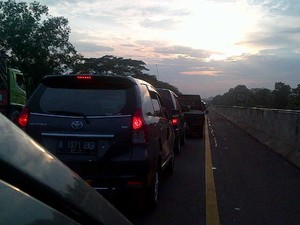 KM 70 Tol Jakarta-Cikampek Macet 3 Km, Kendaraan Banyak yang Putar Balik