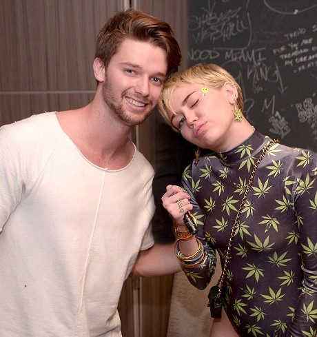 Natal 2014, Miley Cyrus Borong Sex Toys