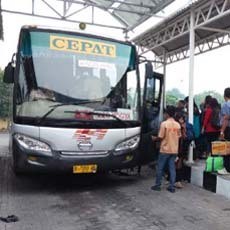 Libur Panjang, Penumpang Saling Berebut Bus di Terminal Purabaya