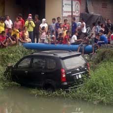 Sopir Salah Injak Pedal Gas, Mobil Avanza Nyemplung Sungai