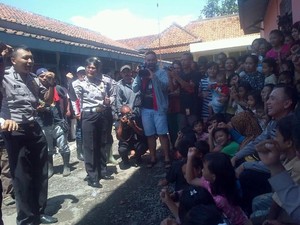 Polisi Hibur Untuk Anak-anak Pengungsi Korban Banjir dengan Jempol