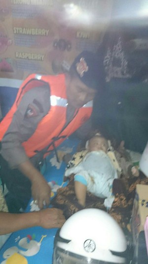 Aksi Dramatis Polisi Selamatkan Bayi Korban Banjir Bandung