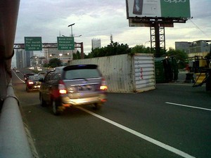 4 Kecelakaan Libatkan Truk Warnai Lalu Lintas Tol Pagi Ini