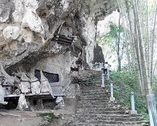 Prihatin! Gua Kuburan Cagar Budaya Toraja Dirusak Tangan Jahil