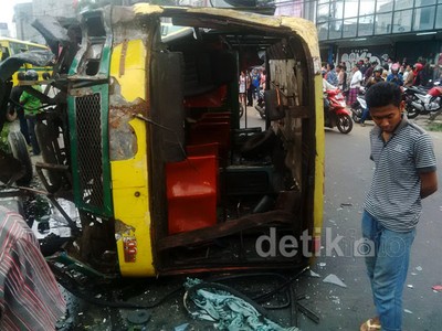 Kebut-Kebutan, 2 Bus Koantas Kecelakaan