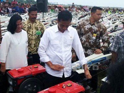 Jokowi Bagikan 1.000 Traktor ke Petani