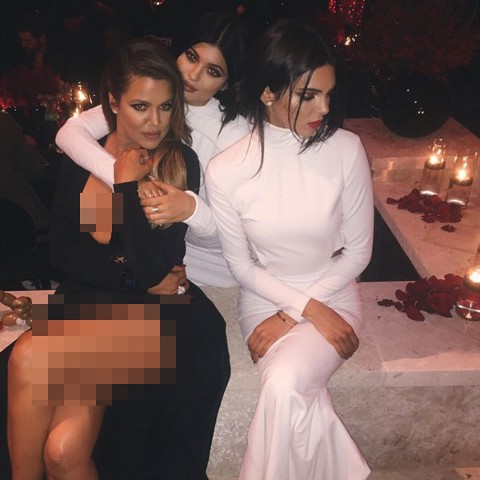 Keluarga Kardashian Kompak Tampil Seksi di Pesta Natal